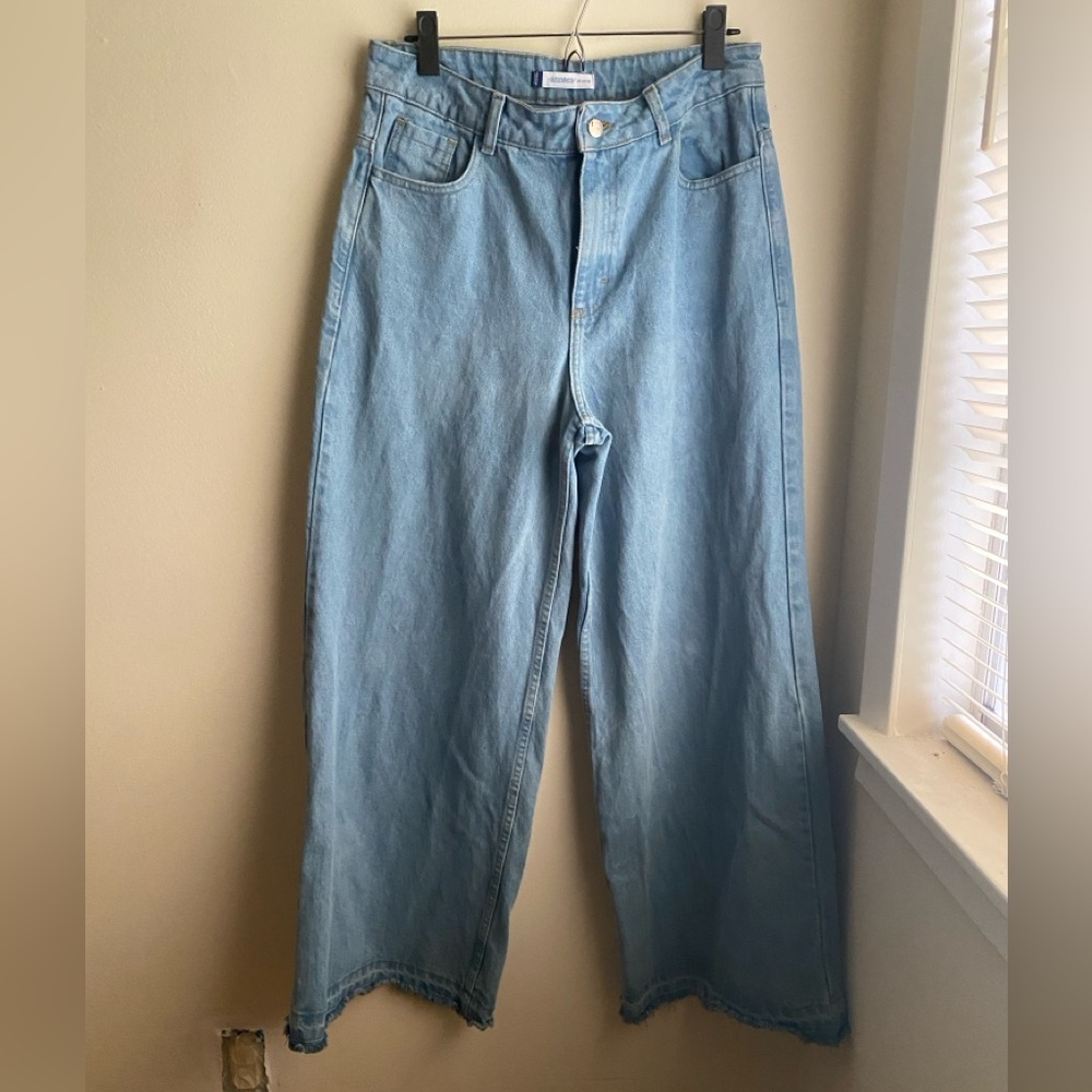 Andrea jeans light wash denim with frayed hem - size 10